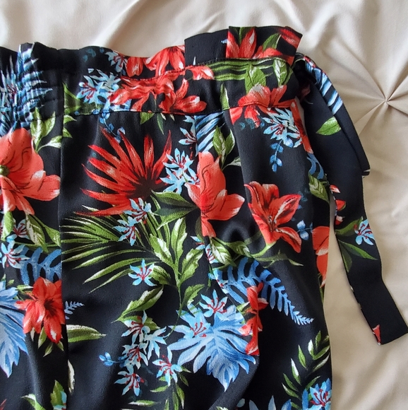 Black Floral Flowy Shorts - Picture 6 of 7